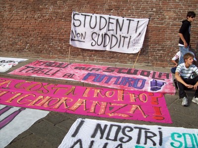 1. Piazza Maggiore, conclusione della manifestazione degli studenti medi contro la legge Gelmini - 10 ottobre 2008
