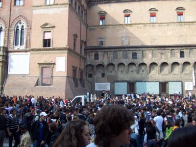 4. Piazza Maggiore, conclusione della manifestazione degli studenti medi contro la legge Gelmini - 10 ottobre 2008