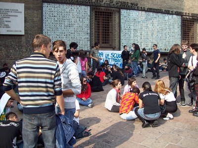 6. Piazza Maggiore, conclusione della manifestazione degli studenti medi contro la legge Gelmini - 10 ottobre 2008