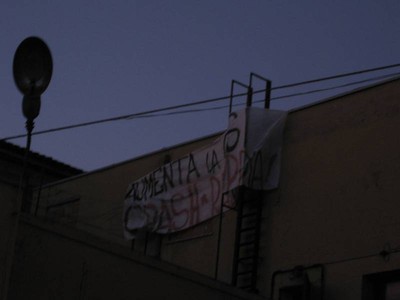 Lo striscione sul tetto dell'ex cinema Embassy
