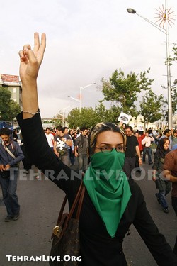 Dimostrante in piazza per contestare i brogli elettorali in Iran