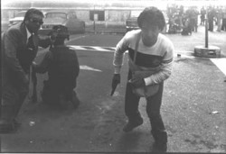 Agenti  in borghese, armati, il 12 maggio 1977